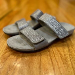 Vionic Samoa gray studded slides